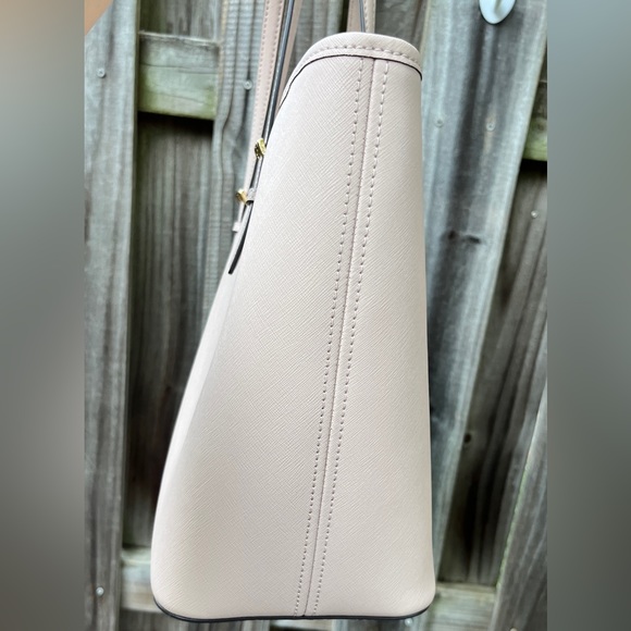 🎉Host Pick!🎉 Michael Kors Large Jet Set Travel Tote in Buff - Picture 5 of 9